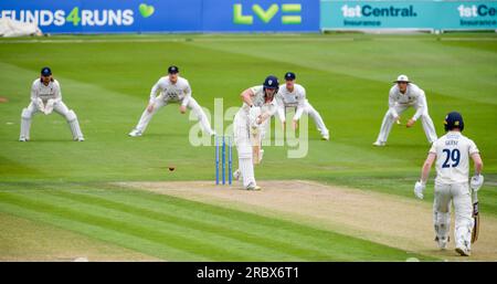 Hove UK, 11. Juli 2023 - Sussex hat während des zweiten Tages des Cricket-Spiels der LV= Insurance County Championship auf dem 1. Central County Ground in Hove eine aggressive Absperrung aufgestellt: Credit Simon Dack /TPI/ Alamy Live News Stockfoto