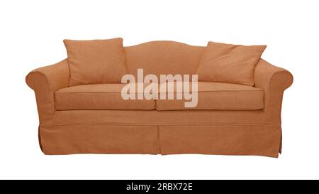 Orangefarbenes Sofa mit zwei isolierten Kissen auf weißem Hintergrund. Couch im klassischen englischen Stil mit Polsterbezug Stockfoto
