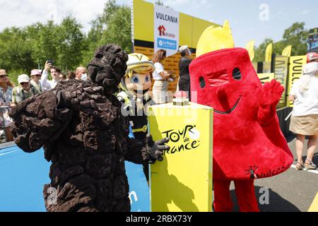 Issoire, Frankreich. 11. Juli 2023. Die Abbildung zeigt den Beginn der 10. Etappe des Radrennen Tour de France, ein 167 km langes 2-km-Rennen von Vulcania nach Issoire, Frankreich, Dienstag, den 11. Juli 2023. Die diesjährige Tour de France findet vom 01. Bis 23. Juli 2023 statt. BELGA FOTO PETE GODING Kredit: Belga News Agency/Alamy Live News Stockfoto