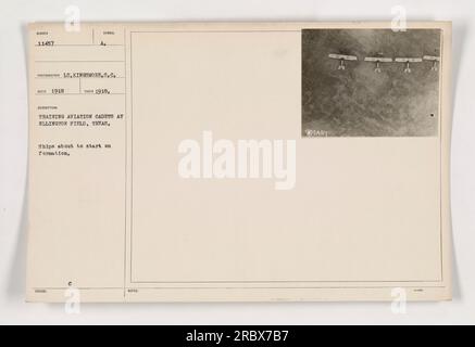 Flugzeugkadetten in Ellington Field, Texas, bereiten Sie sich auf den Flug in Formation vor. Dieses Foto wurde 1918 von LT. Kingsmore aufgenommen und ist Teil einer Serie, die amerikanische Militäraktivitäten während des Ersten Weltkriegs dokumentiert. Stockfoto