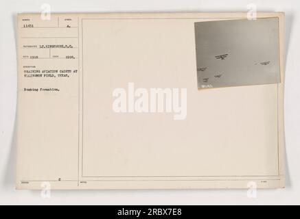 Kadetten am Ellington Field in Texas üben an Bombenanschlägen. Dieses Foto wurde 1918 von LT aufgenommen. KINGSMORE.S.C. E, zeigt die koordinierten Bemühungen von Luftkadetten, die wesentliche Kampftechniken aus der Luft anwenden. Stockfoto