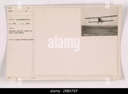 Foto 111-SC-9549, aufgenommen von LT. Kingsmore 1918 in Kelly Field, Texas. Das Bild zeigt Flugzeugkadetten, die sich in Ausbildung befinden, mit einem Flugzeug, das aus einer schrägen Perspektive über dem Kopf fliegt. Erwähnenswert: Symbol A ISSLED und Dateihinweis 3549. Stockfoto