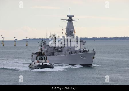 Das belgische Marineschiff BNS LOUISE-MARIE (F931) nähert sich dem Marinestützpunkt, begleitet vom Hafenschlepper SD BOUNTIFUL Stockfoto