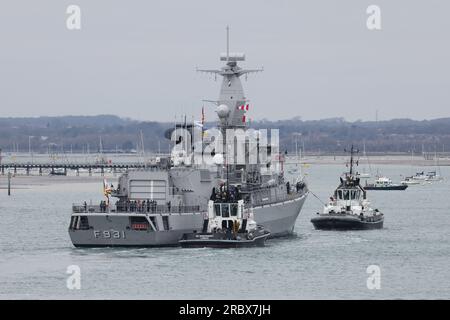 Das belgische Marineschiff BNS LOUISE-MARIE (F931) wird von zwei Schleppschiffen im Hafen zu einem Liegeplatz begleitet Stockfoto