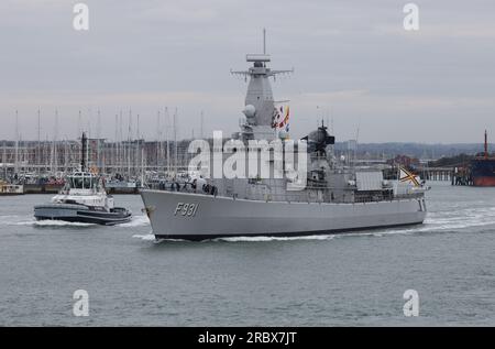 Die belgische Fregatte der Karel-Marineklasse, BNS LOUISE-MARIE, verlässt den Marinestützpunkt Stockfoto