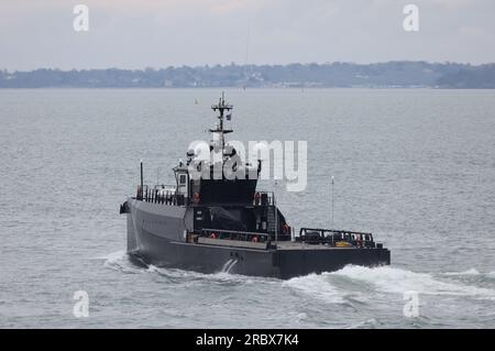 Das Experimentalschiff der Royal Navy XV PATRICK BLACKETT (X01) fährt in die Solent Stockfoto