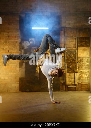 Ein hübscher junger Mann, der sich im Tanzstudio einfriert Stockfoto