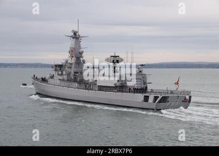 Die belgische Fregatte der Karel-Portier-Klasse BNS LOUISE-MARIE geht nach dem Verlassen des Marinestützpunkts in den Solent Stockfoto