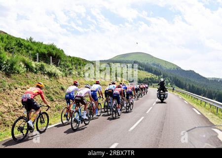 Issoire, Frankreich. 11. Juli 2023. Das Bild zeigt und die Sezessionsgruppe während der Etappe 10 des Radrennens Tour de France, einem 167 km langen 2 km langen Rennen von Vulcania nach Issoire, Frankreich, Dienstag, 11. Juli 2023. Die diesjährige Tour de France findet vom 01. Bis 23. Juli 2023 statt. BELGA FOTO PETE GODING Kredit: Belga News Agency/Alamy Live News Stockfoto