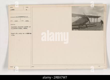 Flugzeugkadetten wurden während des 1. Weltkriegs in Ellington Field, Houston, Texas ausgebildet Das Bild zeigt den Beginn eines Schiffs auf einem Bombenanschlag. Dieses Foto wurde 1918 von Lieutenant Kingsmore aufgenommen. Stockfoto