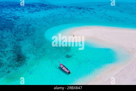 Ein paar Männer und Frauen in einer weißen Sandbank im Ozean von Koh Lipe Island Süd Thailand, mit türkisfarbenem Ozean und weißem Sandstrand Sandbank am Ko Lipe. Stockfoto