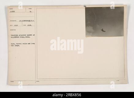 Flugzeugkadetten werden 1918 in Ellington Field, Texas, trainiert. Das Foto, aufgenommen von L.T. Kingsmore, fängt die Kadetten ein, während sie Kurven, Fässer Rollen und Schleifen. Diese Übungen waren Teil ihrer Ausbildung für den Luftkampf im Ersten Weltkrieg." Stockfoto