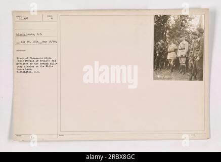 Gruppe von Chasseurs Alpin (Blaue Teufel Frankreichs) und Offiziere der französischen Militärmission posieren auf dem Rasen des Weißen Hauses in Washington, D.C. Das Foto wurde am 15. Mai 1918 aufgenommen. Stockfoto