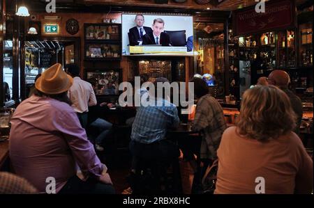 Mitglieder der Öffentlichkeit im Pub Doheny and Nesbitts, Dublin, sehen sich die Oireachtas-TV-Sendung von Ryan Tubridy an, die vor dem Ausschuss für öffentliche Finanzen aussagt. Herr Tubridy, der bestbezahlte Referent der RTE, und sein Agent Noel Kelly treten vor dem Ausschuss für öffentliche Konten auf, gefolgt von der Anhörung des Medienausschusses um 3pm Uhr. Bilddatum: Dienstag, 11. Juli 2023. Stockfoto