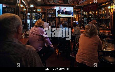 Mitglieder der Öffentlichkeit im Pub Doheny and Nesbitts, Dublin, sehen sich die Oireachtas-TV-Sendung von Ryan Tubridy an, die vor dem Ausschuss für öffentliche Finanzen aussagt. Herr Tubridy, der bestbezahlte Referent der RTE, und sein Agent Noel Kelly treten vor dem Ausschuss für öffentliche Konten auf, gefolgt von der Anhörung des Medienausschusses um 3pm Uhr. Bilddatum: Dienstag, 11. Juli 2023. Stockfoto