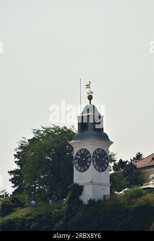 Die Uhr der Festung Petrovaradin an einem sonnigen Tag Stockfoto