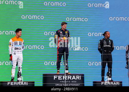 Podiumsfeier Lando Norris (GBR) McLaren MCL60 Max Verstappen (NED) Redbull Racing RB19 Lewis Hamilton (GBR) Mercedes W14 E Performance Duri Stockfoto