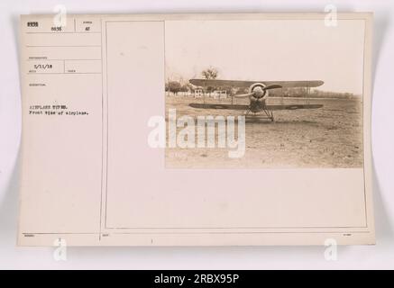 Vorderansicht eines Flugzeugs von 1935. Das Foto ist Teil der Sammlung „Fotografien der amerikanischen Militäraktivitäten während des Ersten Weltkriegs“. Der Flugzeugtyp ist nicht angegeben, und das Bild zeigt das Flugzeug in einer stationären Position. Das Foto erhielt der Fotograf am 11. Mai 2018 mit der Referenznummer 8836. Stockfoto