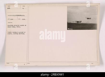 Flugzeuge landen sanft bei Sonnenuntergang während eines Trainings für Flugzeugkadetten im Kelly Field, Texas 1918. Stockfoto