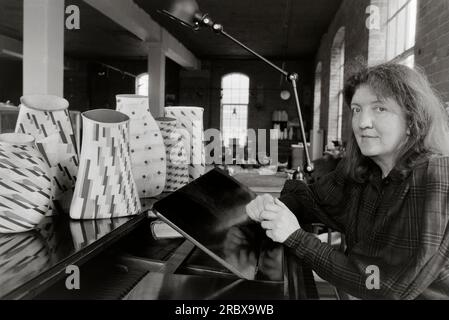 Die international bekannte britische Töpfer- und Keramikkünstlerin Elizabeth Fritsch CBE in ihrem Studio in London im Jahr 1989 UK. Stockfoto