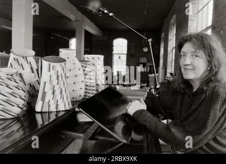 Die international bekannte britische Töpfer- und Keramikkünstlerin Elizabeth Fritsch CBE in ihrem Studio in London im Jahr 1989 UK. Stockfoto