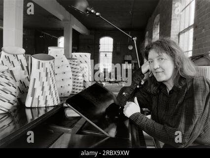 Die international bekannte britische Töpfer- und Keramikkünstlerin Elizabeth Fritsch CBE in ihrem Studio in London im Jahr 1989 UK. Stockfoto