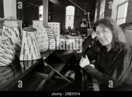 Die international bekannte britische Töpfer- und Keramikkünstlerin Elizabeth Fritsch CBE in ihrem Studio in London im Jahr 1989 UK. Stockfoto