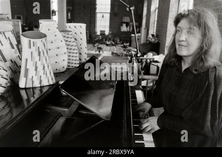 Die international bekannte britische Töpfer- und Keramikkünstlerin Elizabeth Fritsch CBE in ihrem Studio in London im Jahr 1989 UK. Stockfoto