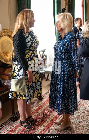 Queen Camilla mit Tracy Chevalier bei einem Empfang im Clarence House, London, anlässlich des 15. Jahrestages der Wohltätigkeitsorganisation „The First Story“. Bilddatum: Dienstag, 11. Juli 2023. Stockfoto