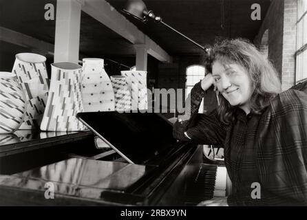 Die international bekannte britische Töpfer- und Keramikkünstlerin Elizabeth Fritsch CBE in ihrem Studio in London im Jahr 1989 UK. Stockfoto