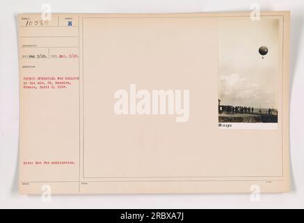 Französischer kugelförmiger Kriegsballon in der Luft, St. Nazaire, Frankreich, 2. April 1918. Dieses Foto mit der Bezeichnung 111-SC-10380 wurde am 9. Mai 1918 aufgenommen. Das Bild zeigt einen französischen Kriegsballon, der am Himmel schwebt. Es wurde zu militärischen Beobachtungszwecken verwendet. Bitte beachten Sie, dass dieses Bild als „nicht zur Veröffentlichung“ gekennzeichnet ist. Stockfoto