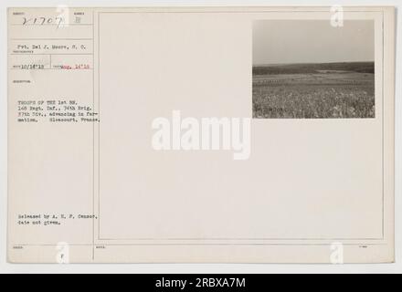 Soldaten der 37. Division, 1. BN, 148. Infanterie-Regiment, 74. Brigade, werden in Glencourt, Frankreich, in Formation vorrücken gesehen. Das Bild wurde am 14. August 1918 aufgenommen und vom A. E. F. Censor veröffentlicht. Der Soldat im Fokus ist Gefreiter del J. Moore, 8. Kompanie. Stockfoto