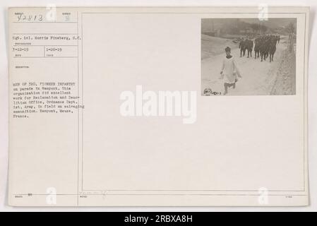 Sgt. 1el. Morris Fineberg, s.c., fotografiert am 3-12-19, nahm das Bild von Männern von der Pionier-Infanterie 3. auf der Parade in Rampont, Meuse, Frankreich, auf. Diese Organisation half dem Büro für Reklamation und Demo-11tion, Ordnance Dept, indem sie Munition im Feld rettete. Bild: Teil der Sammlung „American Military Activities during World war One“ (111-SC-42813). Stockfoto