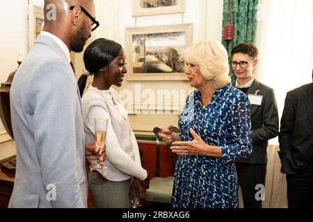 Königin Camilla begrüßt den Gast Daniella Koranteng bei einem Empfang im Clarence House, London, um den 15. Jahrestag der First Story-Stiftung zu feiern. Bilddatum: Dienstag, 11. Juli 2023. Stockfoto