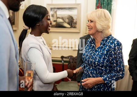 Königin Camilla begrüßt den Gast Daniella Koranteng bei einem Empfang im Clarence House, London, um den 15. Jahrestag der First Story-Stiftung zu feiern. Bilddatum: Dienstag, 11. Juli 2023. Stockfoto