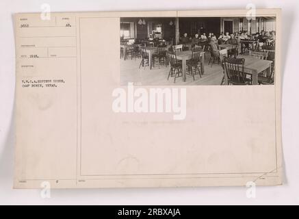 Bild des YWCA Hostess House im Camp Bowie, Texas während des 1. Weltkriegs Der Fotograf machte das Foto im Jahr 1918 und zeigt die Y.W.C.A. Einrichtung, die Unterstützung und Dienstleistungen für Militärpersonal bereitstellte. Das Symbol auf der Karte ist „C AU“, und das Foto ist mit Notizen versehen. Stockfoto