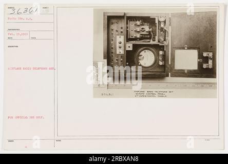 Ein Bild eines Flugzeugfunktelefons von der Funkabteilung. Das Foto wurde am 15. Februar 1919 aufgenommen und offiziell zur Verwendung herausgegeben. Auf dem Bedienfeld wird die Modellnummer 2446 der Western Electric Company angezeigt. Darüber hinaus gibt es zwei Versuchsmodelle, die mit PI BIS Anyag 13 beschriftet sind. Stockfoto