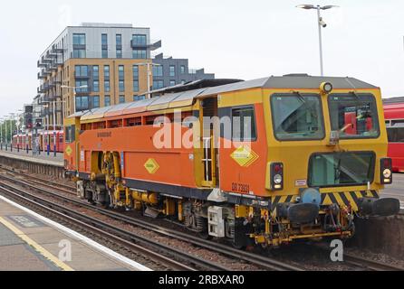 Colas Rail DR73931 - 08-16/4X4C100-RT Track Maintenance Maniper, am Bahnhof Guildford, Surrey, Südostengland, Großbritannien, GU1 4UT Stockfoto