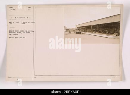 Soldaten der Signal Corps Aviation School in Rockwell Field, San Diego, Kalifornien, werden dabei gezeigt, wie sie ein Flugzeug bauen. Dieses Foto wurde am 18. Mai 1918 von LT. E.N. Jackson aufgenommen. Stockfoto