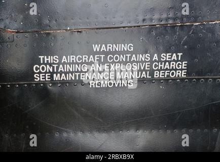 Warnschild auf der Seite des Cockpits des Lockheed SR-71 Blackbird, der 1968 im Museum of Flight abgestürzt ist Tukwila Seattle Washington State USA Stockfoto