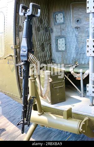 M60D 7,62mm Flexible Machine Gun auf einem Bell UH-1H Iroquois Huey Hubschrauber das Museum of Flight Tukwila Seattle Washington State USA Stockfoto