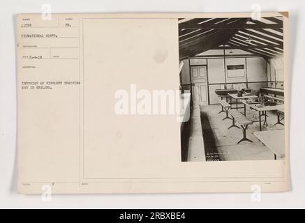 Innenraum einer drahtlosen Trainingshütte in England während des Ersten Weltkriegs. Das Foto zeigt Ausrüstung und Soldaten, die an der Funkkommunikationstraining beteiligt sind. Bild Nummer 11038 von Signal Corps. Fotograf erhalten am 6-4-18. Weitere Hinweise beziehen sich auf G. Ne-Horough auf 18-9-17. Stockfoto