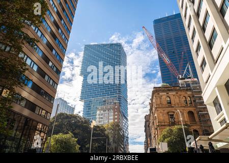 Sydney, Australien - 17. April 2022: Neu erbauter Quay Quarter Tower im zentralen Geschäftsviertel von Sydney mit Blick von der Bridge Street an einem Tag Stockfoto