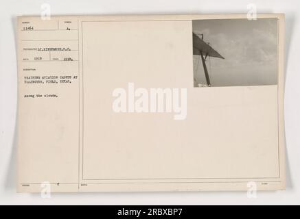 Flugzeugkadetten trainieren am Ellington Field in Texas. Das Foto zeigt die Kadetten, die Flugmanöver zwischen den Wolken üben. Dieses Bild wurde 1918 vom Fotografen Kingsmore aufgenommen und zeigt einen wichtigen Aspekt militärischer Aktivitäten während des Ersten Weltkriegs. Stockfoto