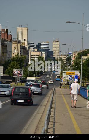 Sie betreten Novi Sad von der Regenbogenbrücke Stockfoto