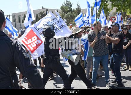 Jerusalem, Israel. 11. Juli 2023. Die israelische Polizei drängt Demonstranten während einer Demonstration gegen Premierminister Benjamin Netanjahus Justizreform vor dem Obersten Gerichtshof in Jerusalem am Dienstag, den 11. Juli 2023. Foto von Debbie Hill/ Kredit: UPI/Alamy Live News Stockfoto