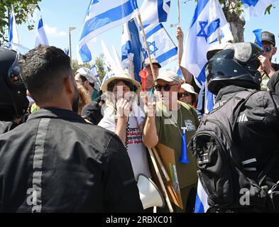 Jerusalem, Israel. 11. Juli 2023. Die israelische Polizei drängt Demonstranten während einer Demonstration gegen Premierminister Benjamin Netanjahus Justizreform vor dem Obersten Gerichtshof in Jerusalem am Dienstag, den 11. Juli 2023. Foto von Debbie Hill/ Kredit: UPI/Alamy Live News Stockfoto