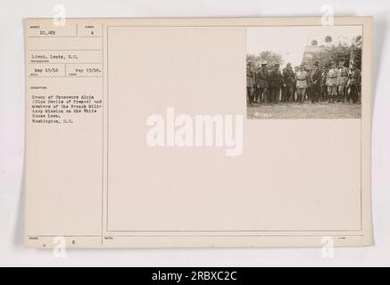 Ein Gruppenfoto, das Chasseurs Alpin (Blaue Teufel Frankreichs) und Mitglieder der französischen Militärmission auf dem Rasen des Weißen Hauses in Washington, D.C. zeigt Das Foto wurde am 15. Mai 1918 von Lieutenant Lentz, S.C. aufgenommen Dieses Foto hat die Nummer 10.465 und wurde am 13. Mai 1918 empfangen. Stockfoto