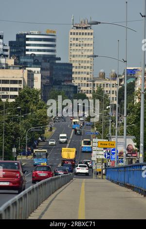 Sie betreten Novi Sad von der Regenbogenbrücke Stockfoto