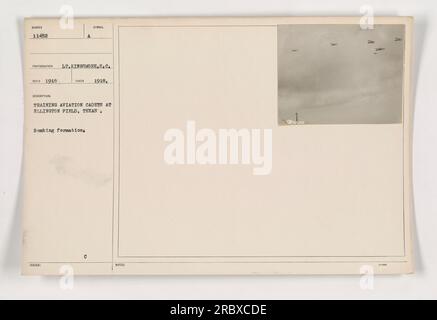 Ausbildung von Flugzeugkadetten in Ellington Field, Texas. Sie werden in einer Bombenformation gesehen, die sich auf ihre zukünftige Rolle im Luftkampf im Ersten Weltkrieg vorbereitet Das Foto, das 1918 von LT. Kingsmore aufgenommen wurde, zeigt die rigorose Ausbildung auf der Militärbasis. Stockfoto